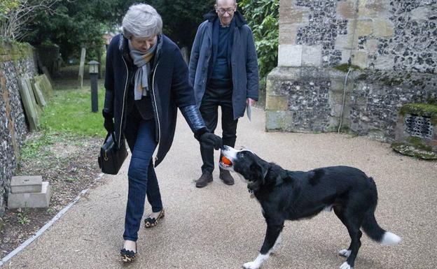 La primera ministra británica, Theresa May, y su esposo asistieron, este domingo, a la ceremonia religiosa en la iglesia local, en Maidenhead.