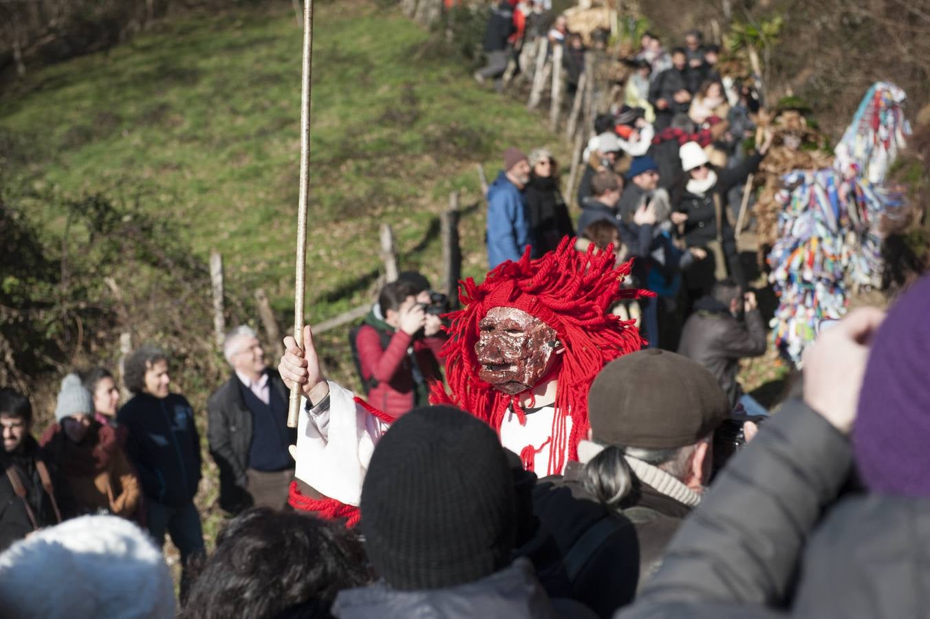 La tradicional mascarada ha reunido a cientos de vecinos y espectadores para disfrutar de la popular fiesta.