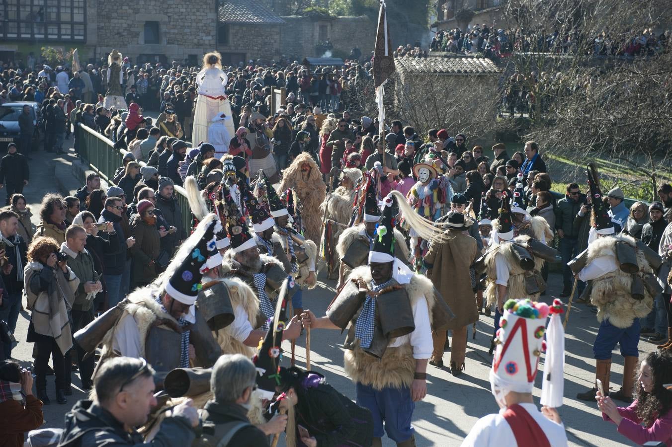 La tradicional mascarada ha reunido a cientos de vecinos y espectadores para disfrutar de la popular fiesta.