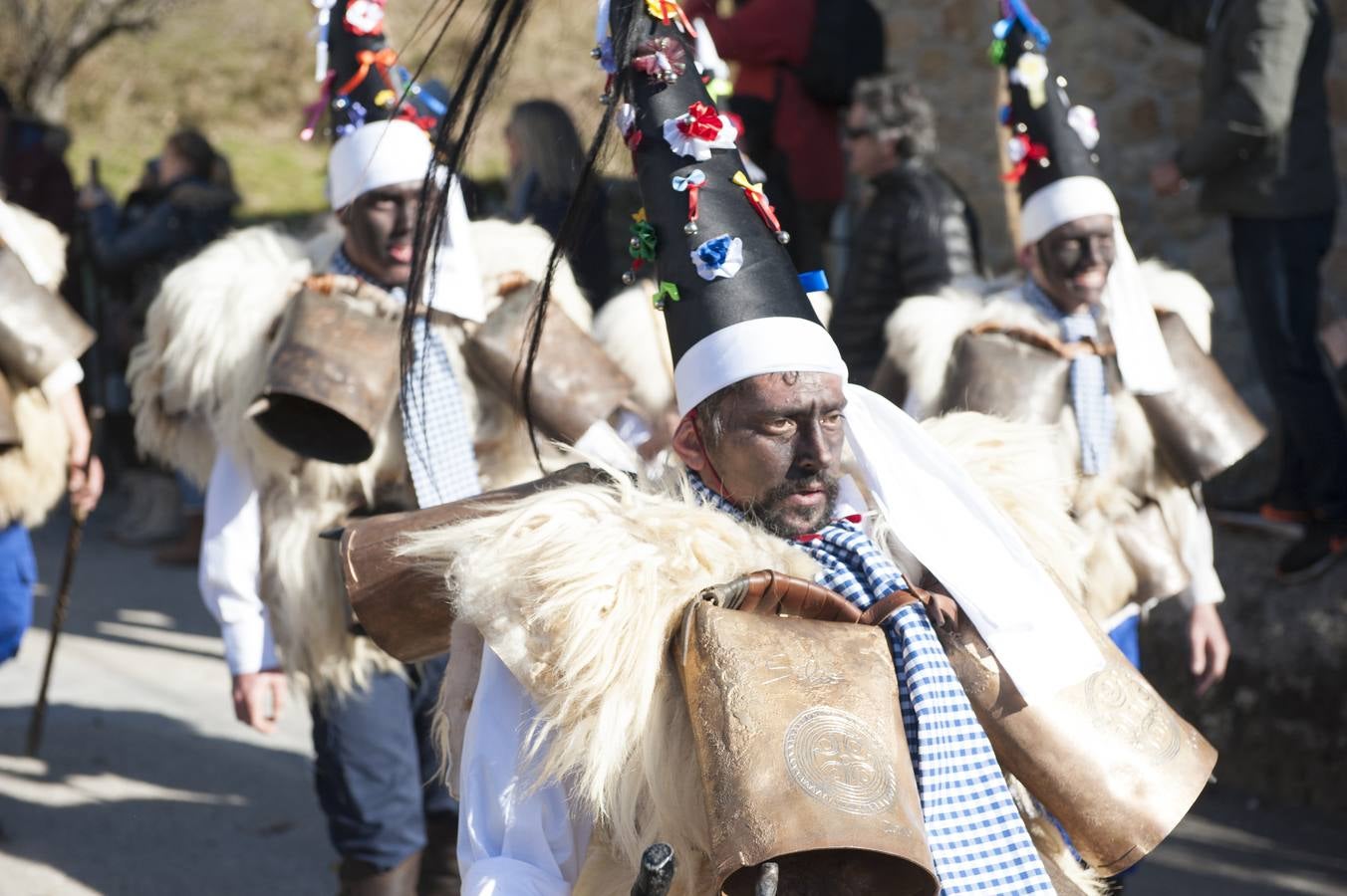 La tradicional mascarada ha reunido a cientos de vecinos y espectadores para disfrutar de la popular fiesta.