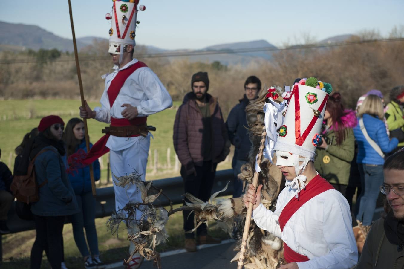 La tradicional mascarada ha reunido a cientos de vecinos y espectadores para disfrutar de la popular fiesta.