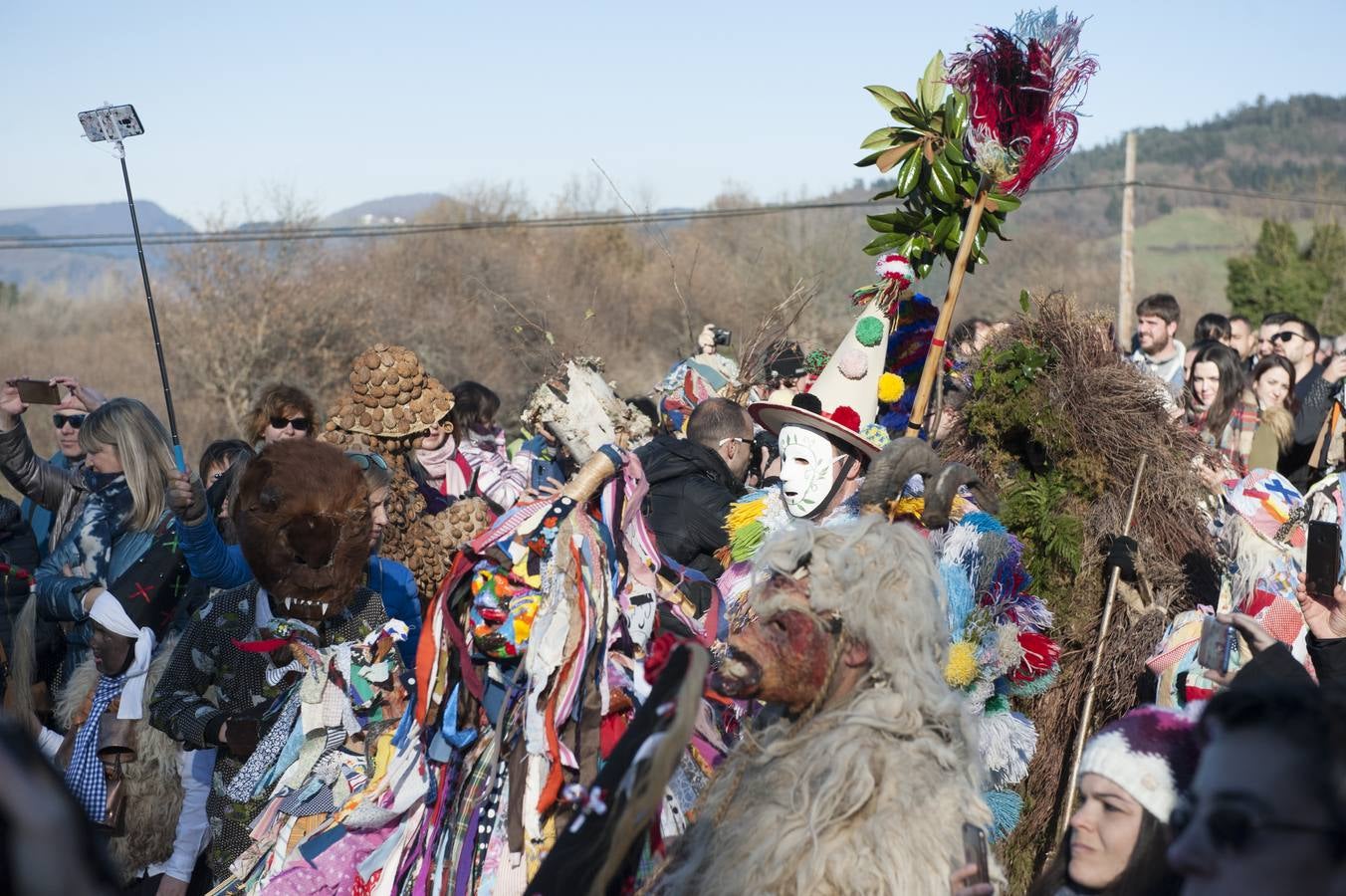 La tradicional mascarada ha reunido a cientos de vecinos y espectadores para disfrutar de la popular fiesta.