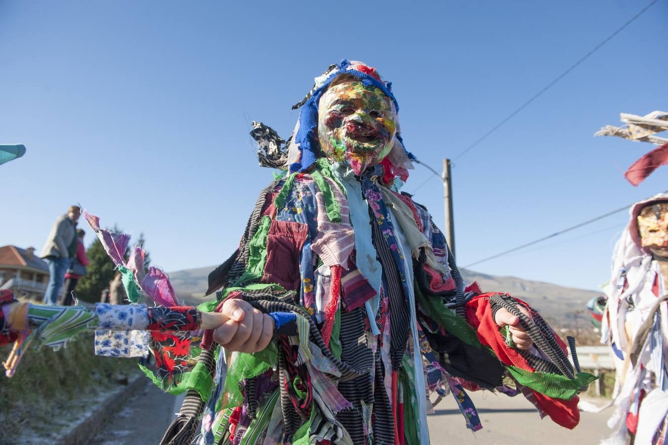 La tradicional mascarada ha reunido a cientos de vecinos y espectadores para disfrutar de la popular fiesta.