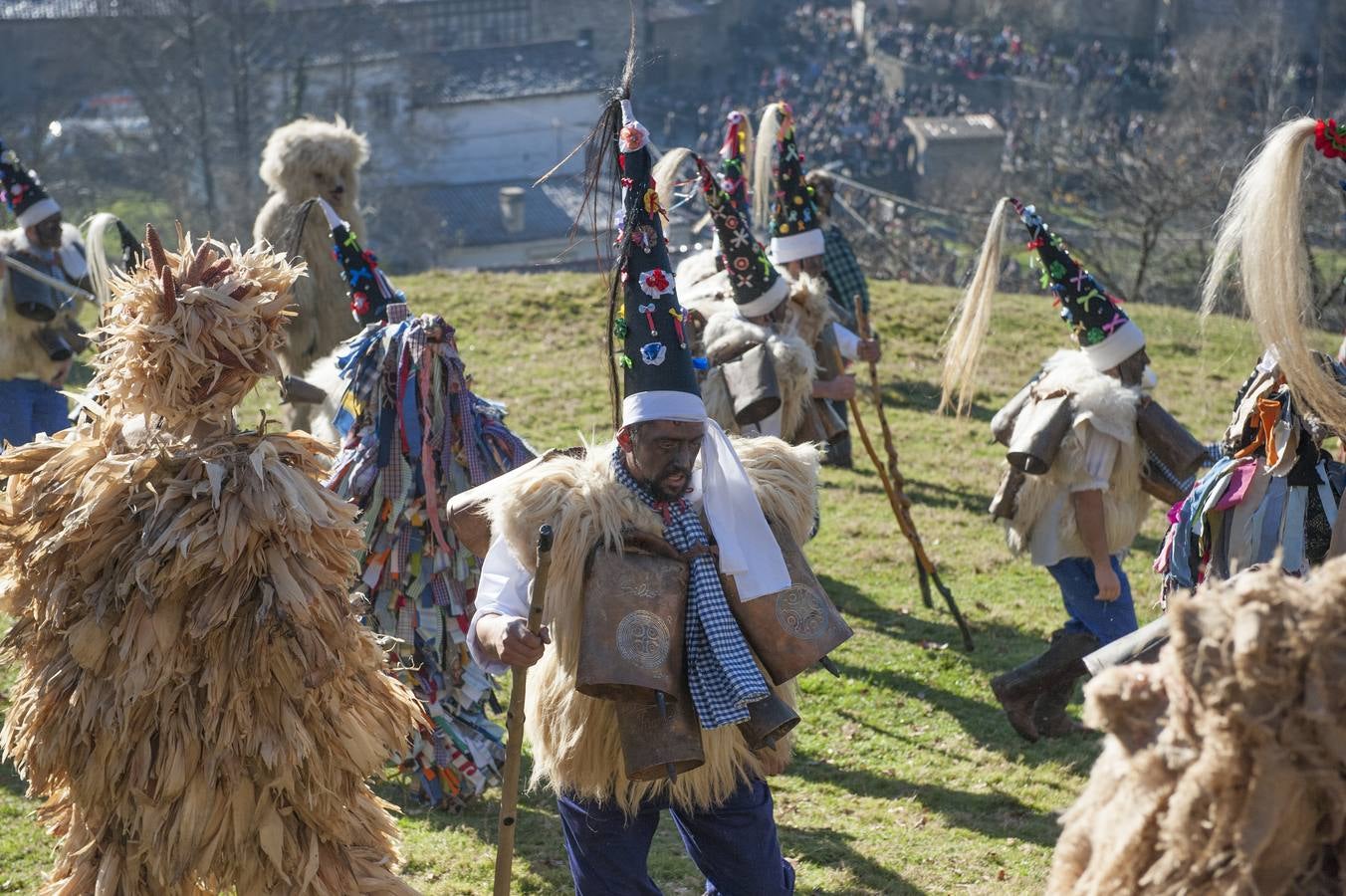 La tradicional mascarada ha reunido a cientos de vecinos y espectadores para disfrutar de la popular fiesta.