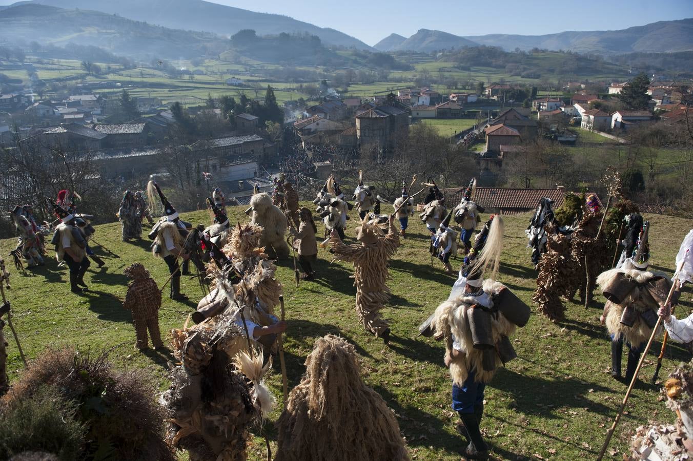 La tradicional mascarada ha reunido a cientos de vecinos y espectadores para disfrutar de la popular fiesta.