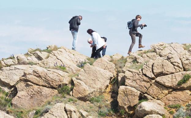 Varios senderistas caminan por un tramo de la Costa Quebrada.