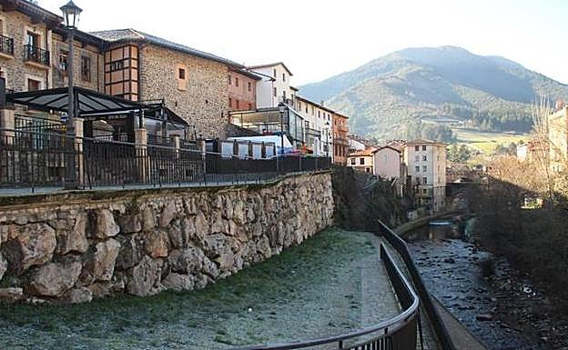 La nueva pasarela discurrirá en paralelo al cauce del Deva, sobre el actual paseo fluvial.