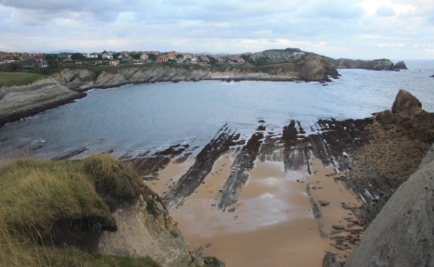 En primer lugar, la Playa de Portíos y al fondo el barrio de Cerrías (Liencres) con la playa de su nombre.