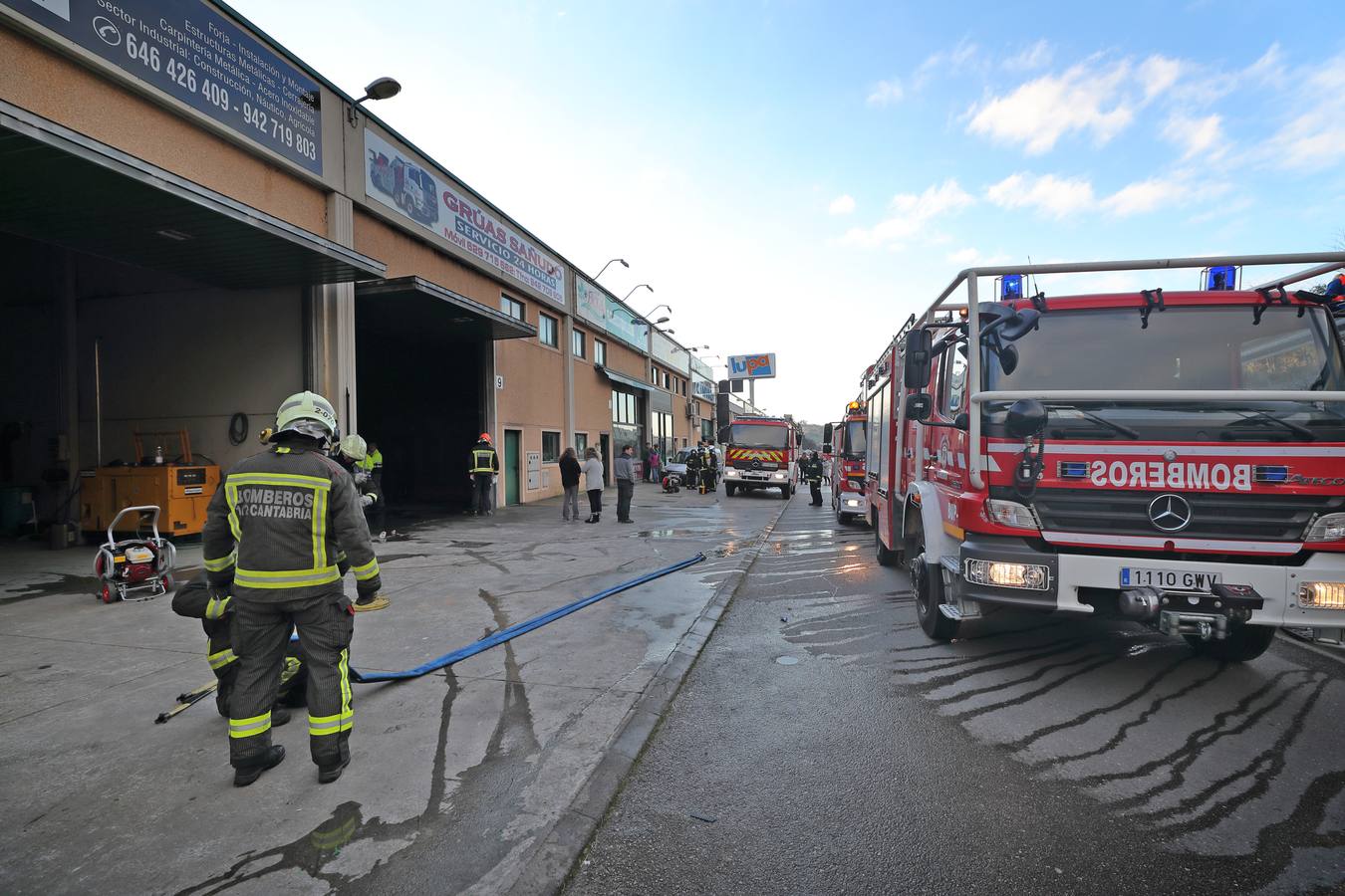 Los bomberos del 112 han extinguido este lunes el incendio registrado en una nave de Unquera, en la que se almacenan vehículos. Al menos uno de ellos ha resultado calcinado.