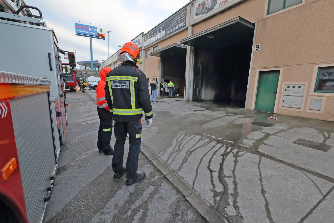 Los bomberos del 112 han extinguido este lunes el incendio registrado en una nave de Unquera, en la que se almacenan vehículos. Al menos uno de ellos ha resultado calcinado.