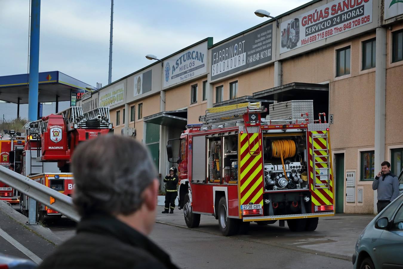 Los bomberos del 112 han extinguido este lunes el incendio registrado en una nave de Unquera, en la que se almacenan vehículos. Al menos uno de ellos ha resultado calcinado.