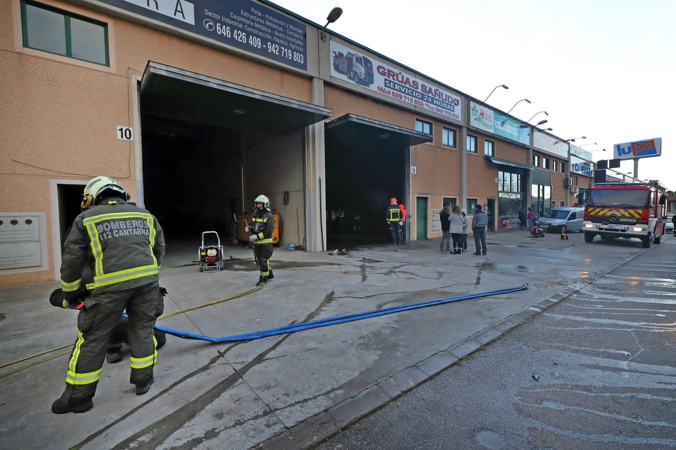 Los bomberos del 112 han extinguido este lunes el incendio registrado en una nave de Unquera, en la que se almacenan vehículos. Al menos uno de ellos ha resultado calcinado.