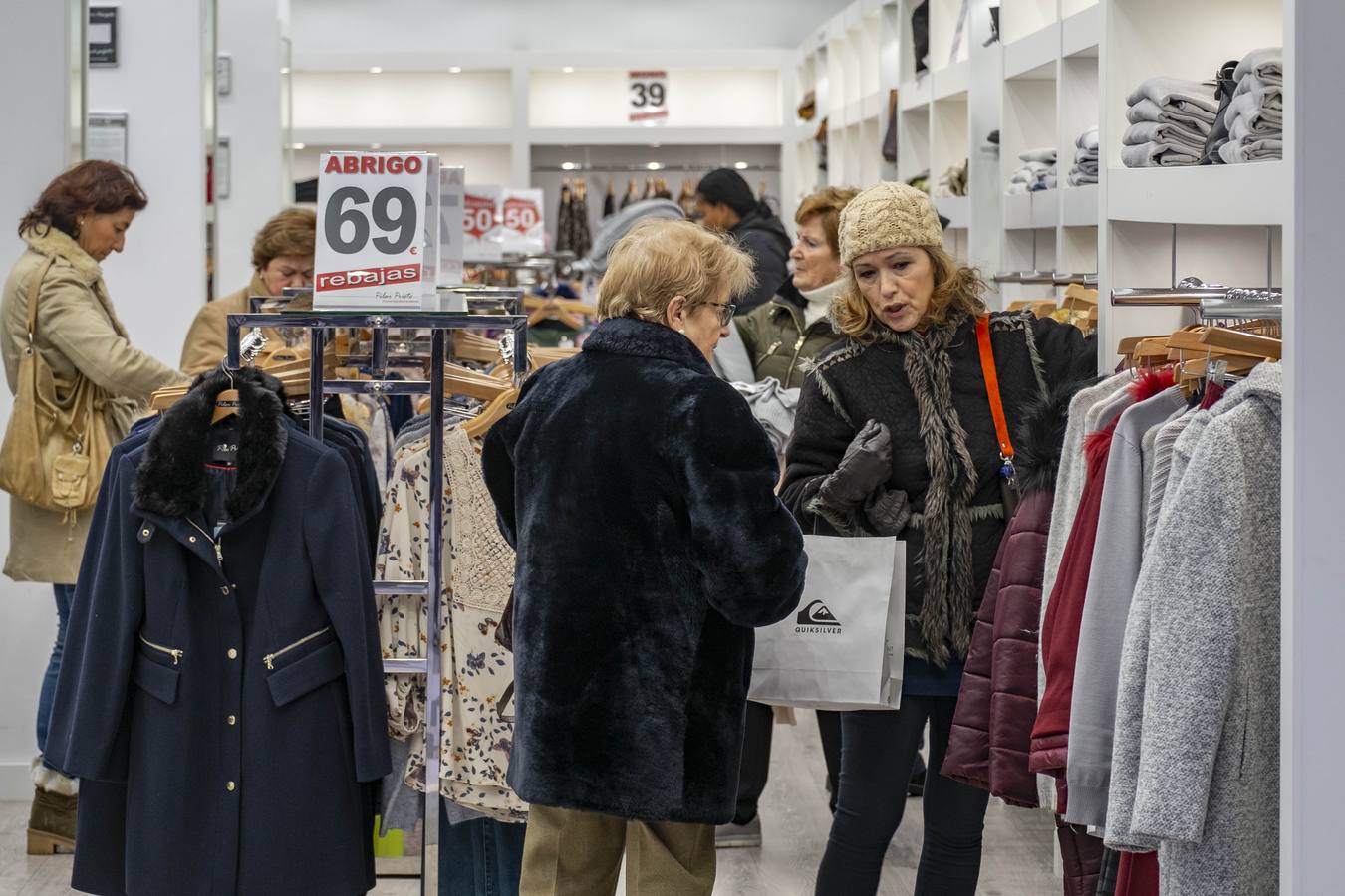 Imágenes de ciudadanos de compras por Santander este lunes, supuestamente el primer día de las rebajas de enero