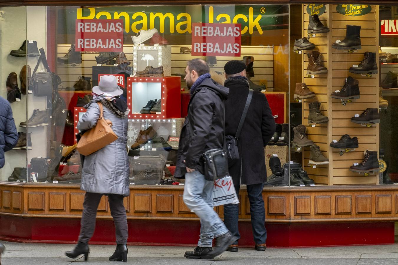Imágenes de ciudadanos de compras por Santander este lunes, supuestamente el primer día de las rebajas de enero