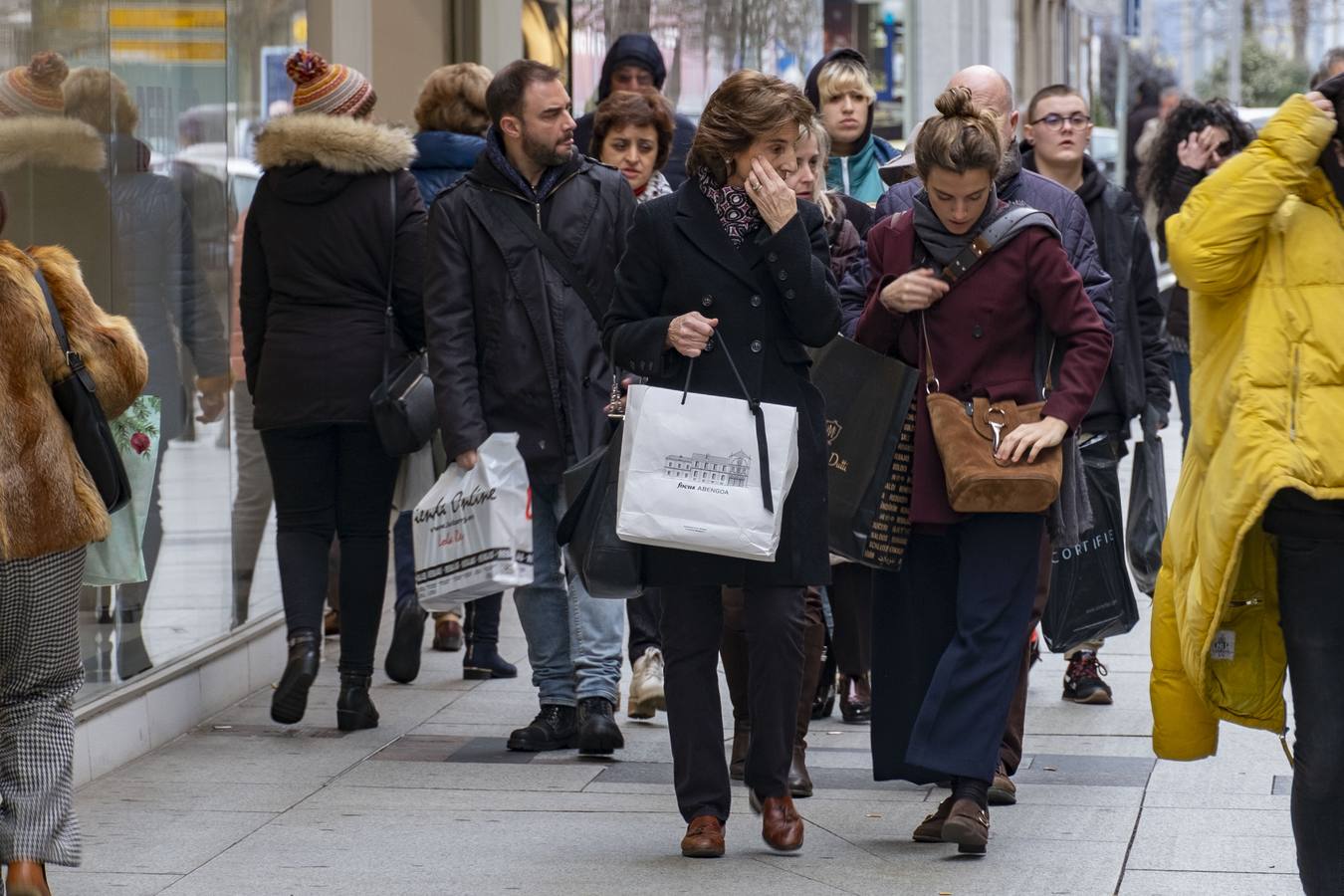 Imágenes de ciudadanos de compras por Santander este lunes, supuestamente el primer día de las rebajas de enero