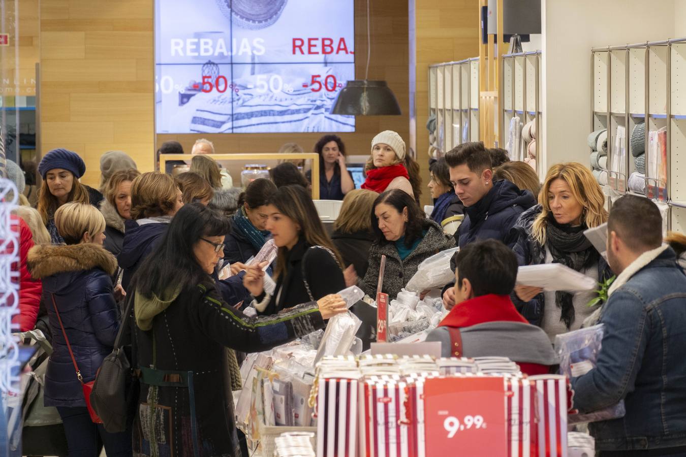 Imágenes de ciudadanos de compras por Santander este lunes, supuestamente el primer día de las rebajas de enero
