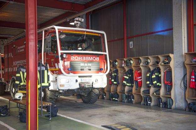 Un bombero se prepara para una salida en un camión del SEIC aparcado en la sede del Polígono de Trascueto.