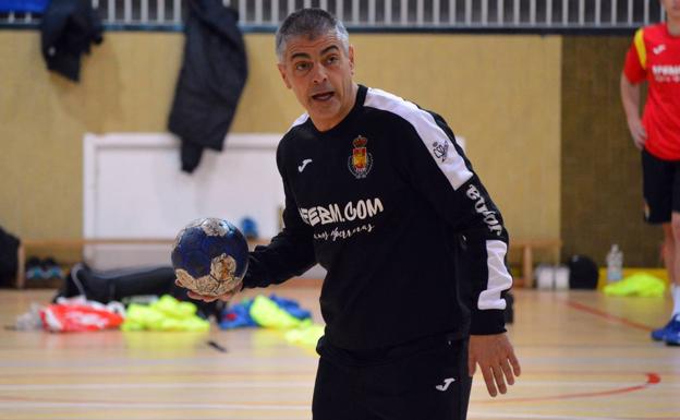 El seleccionador nacional júnior, Isidoro Martínez.