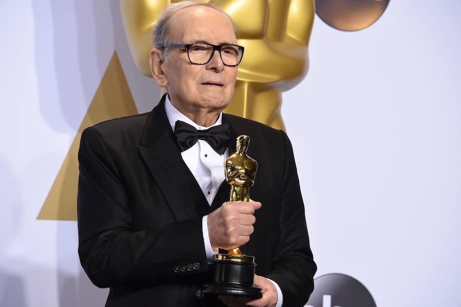 Ennio Morricone con el Oscar que recibió en 2016 por la música de 'Los odiosos ocho'.