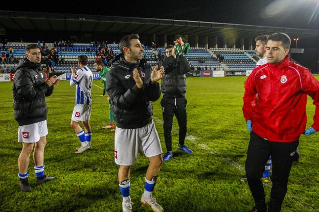 Los futbolistas gimnásticos saludan al público de El Malecón.