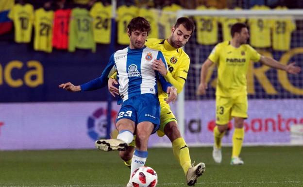 Manu Trigueros y Esteban Granero, en lucha por un balón. 