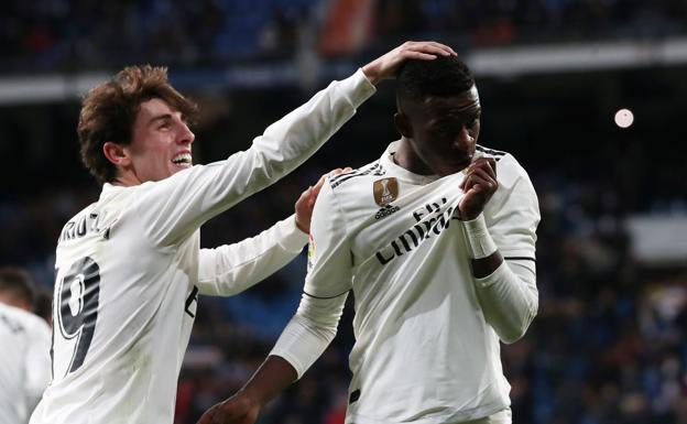 Odriozola celebra el 3-0 con Vinicius