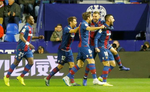 Los jugadores del Levante celebran el tanto de Cabaco.