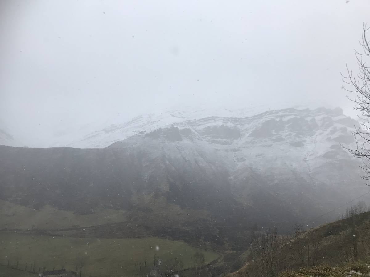 Fotos: La subida a Lunada se tiñe de blanco