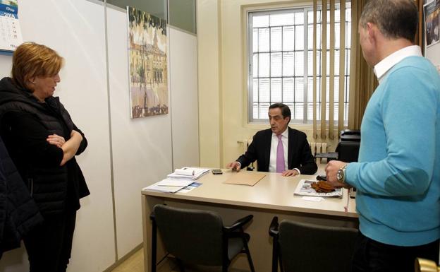 Ildefonso Calderón junto a dos de sus colaboradores: María Luisa Peón y Enrique Gómez, esta mañana en su despacho.