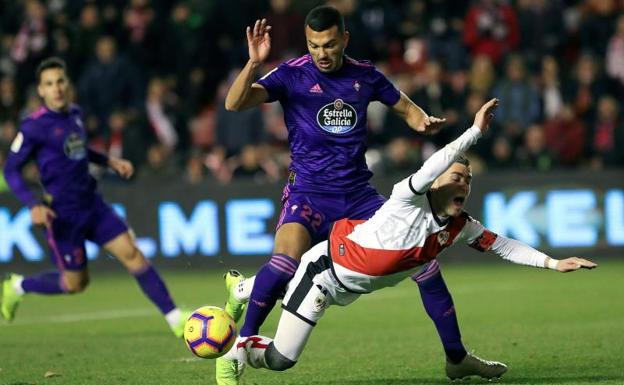 Embarba (d) cae ante Cabral en una disputa por el balón.