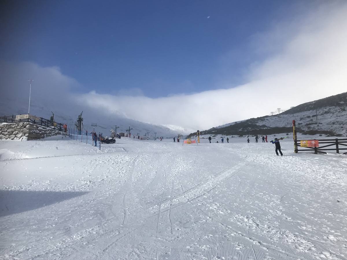 La estación de esquí de Alto Campoo ha abierto este sábado gracias a la nieve artificial, con 1,2 kilómetros para esquiar en las pistas Calgosa I y Calgosa II. Pocos esquiadores han acudido este primer día