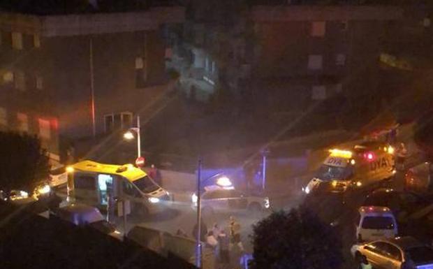 Imagen principal - Un intoxicado por inhalación de humo en el incendio de un ático en Castro Urdiales