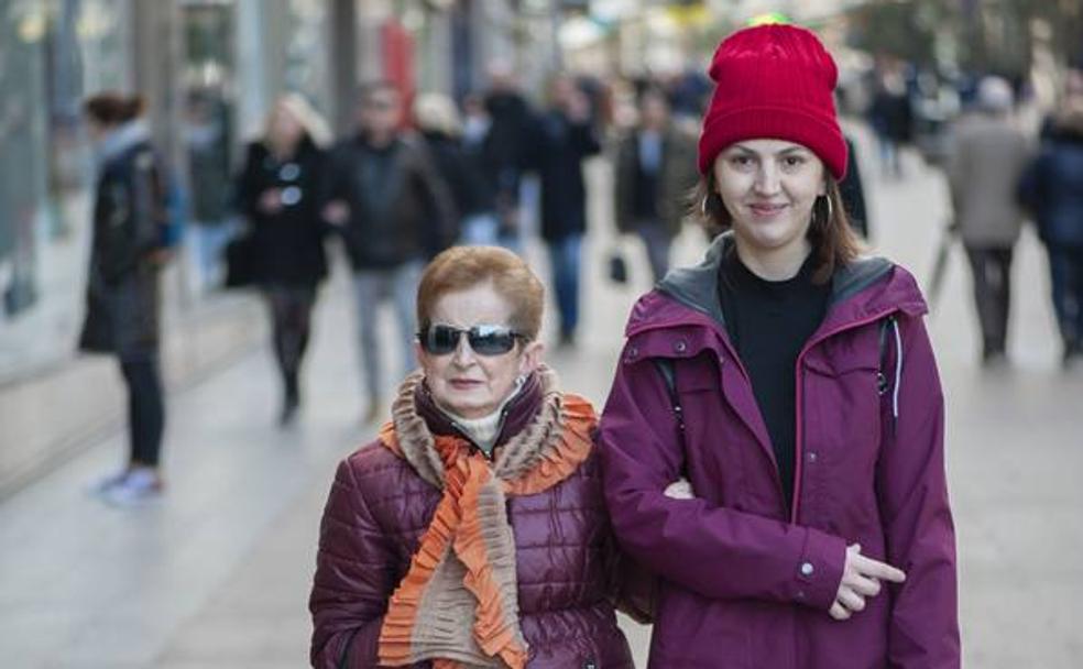 Maribel Díez, de Revilla de Camargo, y Marija Vuckovic, de Serbia, en la calle Burgos.