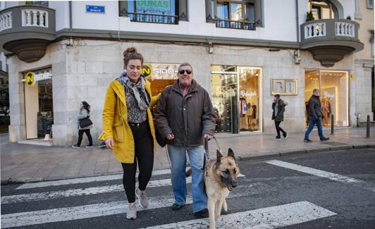 Mette Just Paulsen, de Dinamarca, con Miguel Celada y su perra Aina, en Santander. 