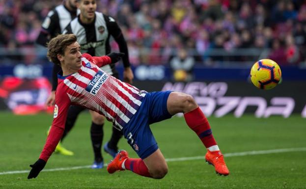 Griezmann trata de rematar el balón.