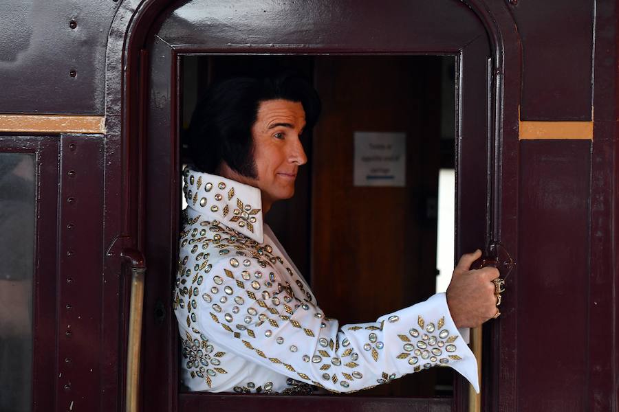 Como sucede cada año, el Elvis Express partió de la estación de Sydney hacia la localidad rural de Parkes, a más de 300 kilómetros, para celebrar la figura y la música de Elvis Presley, el legendario rey del Rock and Roll. A bordo, con sus patillas de hacha, vestidos con llamativas prendas que recuerdan al mito, decenas de imitadores viajan dispuestos a pasarlo en grande. Se espera que este año sean más de 25.000 los que lleguen a Parkes, que triplica su población durante los cinco días de festival.