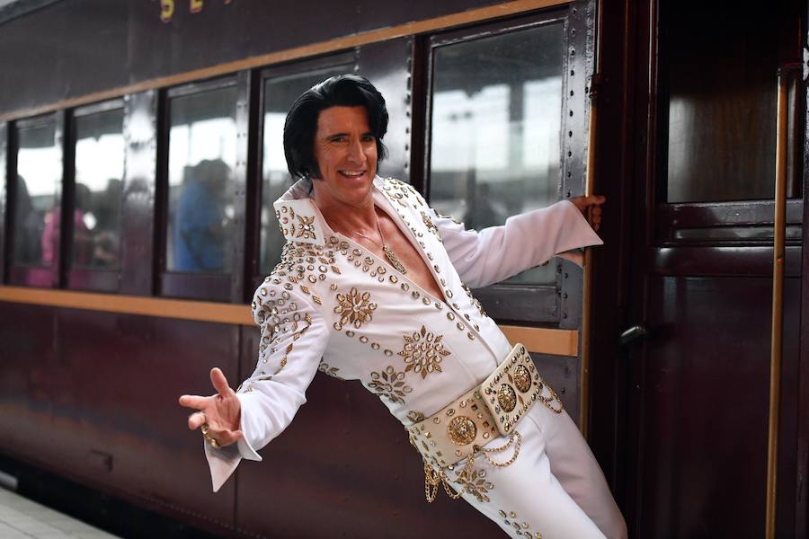 Como sucede cada año, el Elvis Express partió de la estación de Sydney hacia la localidad rural de Parkes, a más de 300 kilómetros, para celebrar la figura y la música de Elvis Presley, el legendario rey del Rock and Roll. A bordo, con sus patillas de hacha, vestidos con llamativas prendas que recuerdan al mito, decenas de imitadores viajan dispuestos a pasarlo en grande. Se espera que este año sean más de 25.000 los que lleguen a Parkes, que triplica su población durante los cinco días de festival.
