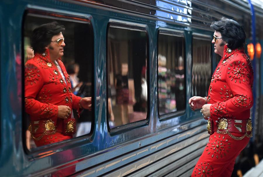 Como sucede cada año, el Elvis Express partió de la estación de Sydney hacia la localidad rural de Parkes, a más de 300 kilómetros, para celebrar la figura y la música de Elvis Presley, el legendario rey del Rock and Roll. A bordo, con sus patillas de hacha, vestidos con llamativas prendas que recuerdan al mito, decenas de imitadores viajan dispuestos a pasarlo en grande. Se espera que este año sean más de 25.000 los que lleguen a Parkes, que triplica su población durante los cinco días de festival.