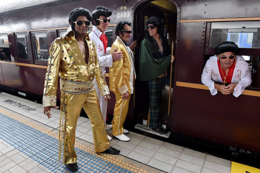 Como sucede cada año, el Elvis Express partió de la estación de Sydney hacia la localidad rural de Parkes, a más de 300 kilómetros, para celebrar la figura y la música de Elvis Presley, el legendario rey del Rock and Roll. A bordo, con sus patillas de hacha, vestidos con llamativas prendas que recuerdan al mito, decenas de imitadores viajan dispuestos a pasarlo en grande. Se espera que este año sean más de 25.000 los que lleguen a Parkes, que triplica su población durante los cinco días de festival.