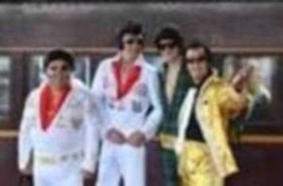 Como sucede cada año, el Elvis Express partió de la estación de Sydney hacia la localidad rural de Parkes, a más de 300 kilómetros, para celebrar la figura y la música de Elvis Presley, el legendario rey del Rock and Roll. A bordo, con sus patillas de hacha, vestidos con llamativas prendas que recuerdan al mito, decenas de imitadores viajan dispuestos a pasarlo en grande. Se espera que este año sean más de 25.000 los que lleguen a Parkes, que triplica su población durante los cinco días de festival.