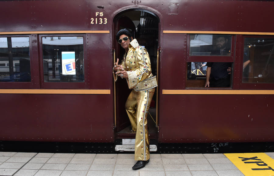 Como sucede cada año, el Elvis Express partió de la estación de Sydney hacia la localidad rural de Parkes, a más de 300 kilómetros, para celebrar la figura y la música de Elvis Presley, el legendario rey del Rock and Roll. A bordo, con sus patillas de hacha, vestidos con llamativas prendas que recuerdan al mito, decenas de imitadores viajan dispuestos a pasarlo en grande. Se espera que este año sean más de 25.000 los que lleguen a Parkes, que triplica su población durante los cinco días de festival.