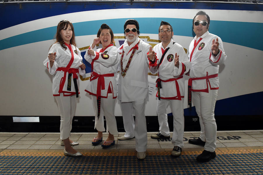 Como sucede cada año, el Elvis Express partió de la estación de Sydney hacia la localidad rural de Parkes, a más de 300 kilómetros, para celebrar la figura y la música de Elvis Presley, el legendario rey del Rock and Roll. A bordo, con sus patillas de hacha, vestidos con llamativas prendas que recuerdan al mito, decenas de imitadores viajan dispuestos a pasarlo en grande. Se espera que este año sean más de 25.000 los que lleguen a Parkes, que triplica su población durante los cinco días de festival.
