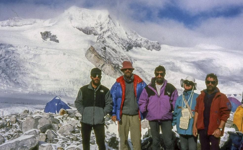 De izquierda a derecha, José Bolado, Miguel Ruiz, Ángel Cianca, Marisa Torralbo y Ricardo Bárcena, los cinco que finalmente consiguieron ascencer a la cumbre del Cho-Oyu, tras la baja de Enrique Serrano, posan con la inmensa montaña de fondo.
