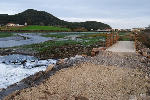 El dique de Bengoa se ha reforzado y se ha construido un muro de escollera sobre el que va la pasarela. 