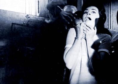 Imagen secundaria 1 - Tres fotogramas de 'La noche de los muertos vivientes'.