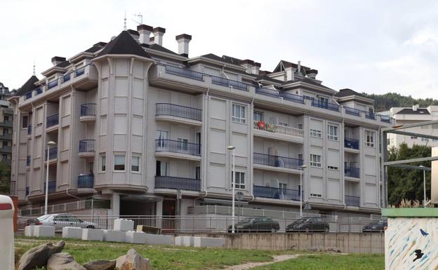 Edificio de 51 viviendas que fue levantado sobre suelo destinado a equipamiento público