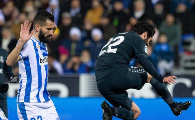 Isco salta por encima del portero Cuéllar en Butarque. 