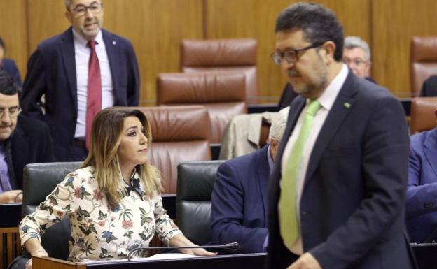 Imagen principal - El portavoz de Vox, el exjuez Serrano, pasa por delante del escaño de Susana Díaz, la anterior presidenta de la Junta de Andalucía (arriba); La líder de Adelante Andalucía, Teresa Rodríguez, dialoga con su portavoz, Antonio Maíllo (izq.); El candidato del PP a presidir la Junta de Andalucía, Juanma Moreno, muestra unos documentos desde la tribuna de oradores.