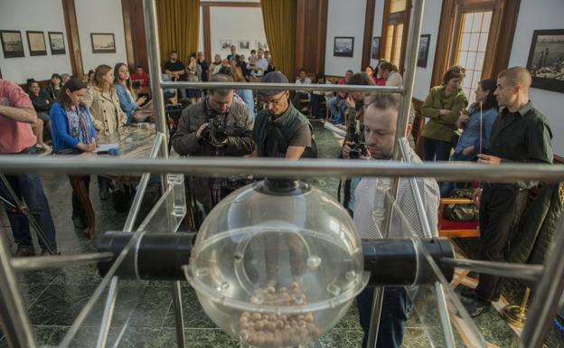 Imagen de archivo de un sorteo de viviendas sociales en Santander 