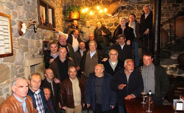 Grupo de lebaniegos que celebraron la festividad de San Antonio Abad en Potes. 